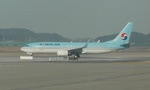 Long range shot of Korean B738.